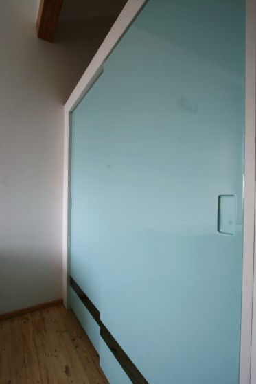 Stumdomos durys, dažytas MDF, be aliuminio profilių.